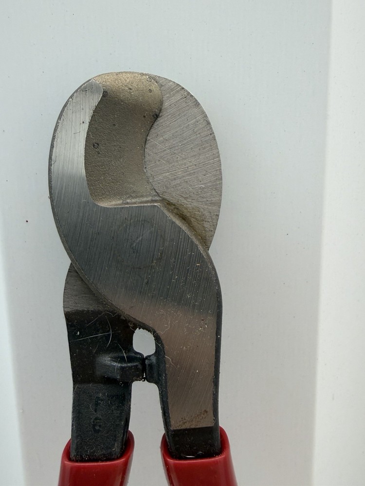 KLEIN TOOLS 9-1/2” HIGH LEVERAGE CABLE CUTTERS, 63050 CUTTING PLIERS
