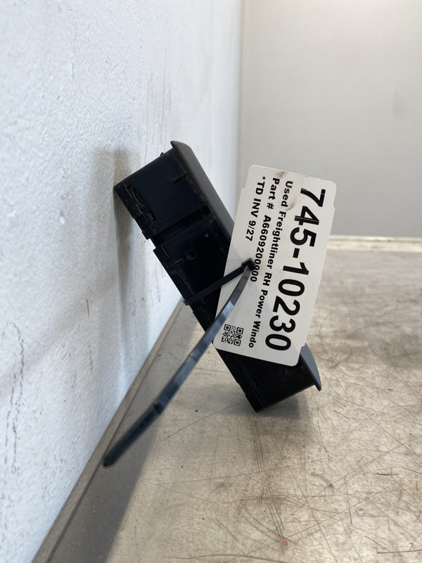 Freightliner Power Window Switch A6609200000 (745-10230)