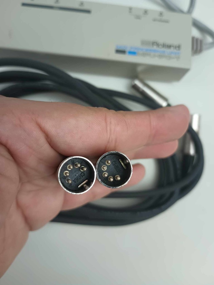 Roland Midi processing unit MPU-IPC-T W/ 2 MIDI cables