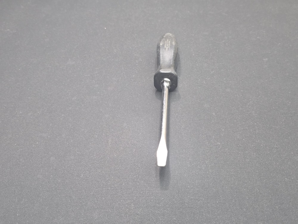 Snap On Black Hard Handle Flat Head Screwdriver SDD6