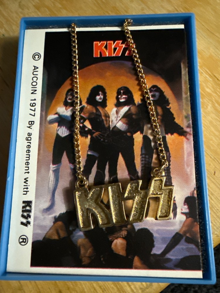 KISS 1977 JEWELRY OF THE STARS necklaces Love Gun AUCOIN 1978 with original box