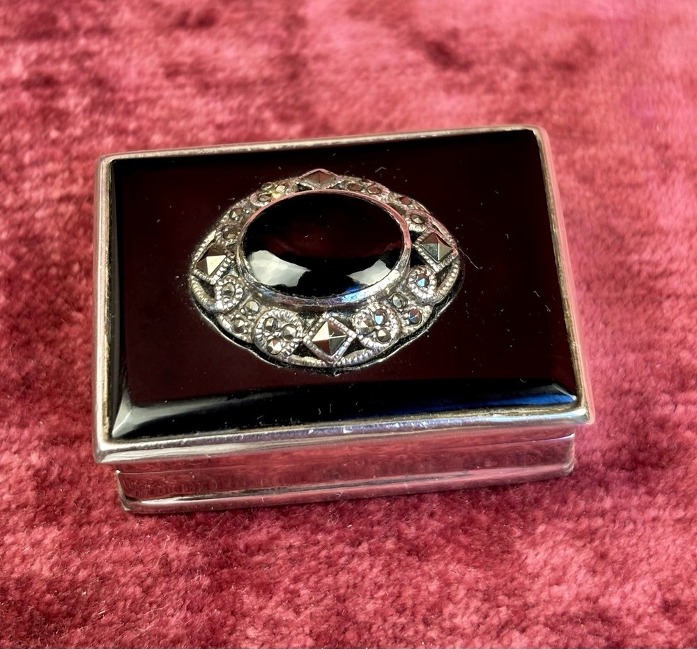 A Gorgeous Solid Silver & Onyx Hallmarked Pill Box. Birmingham
