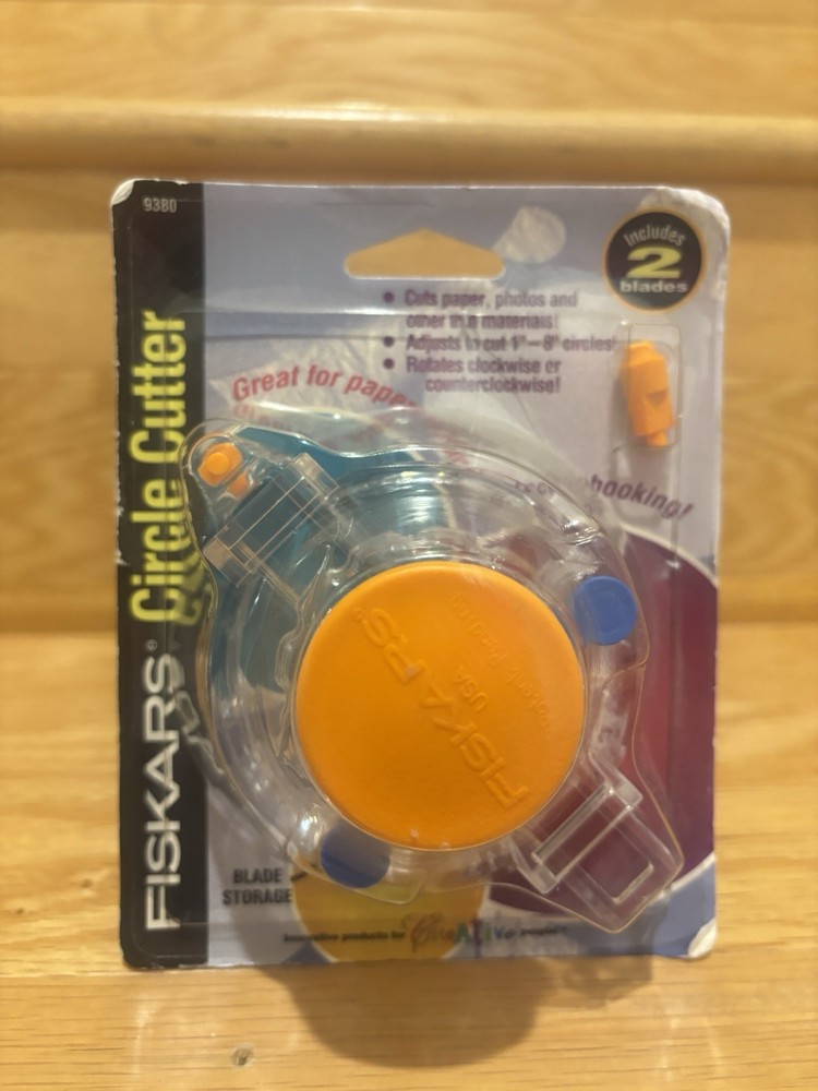 Fiskars Circle Cutter With 2 Replacement Blades 1"-8" Circles