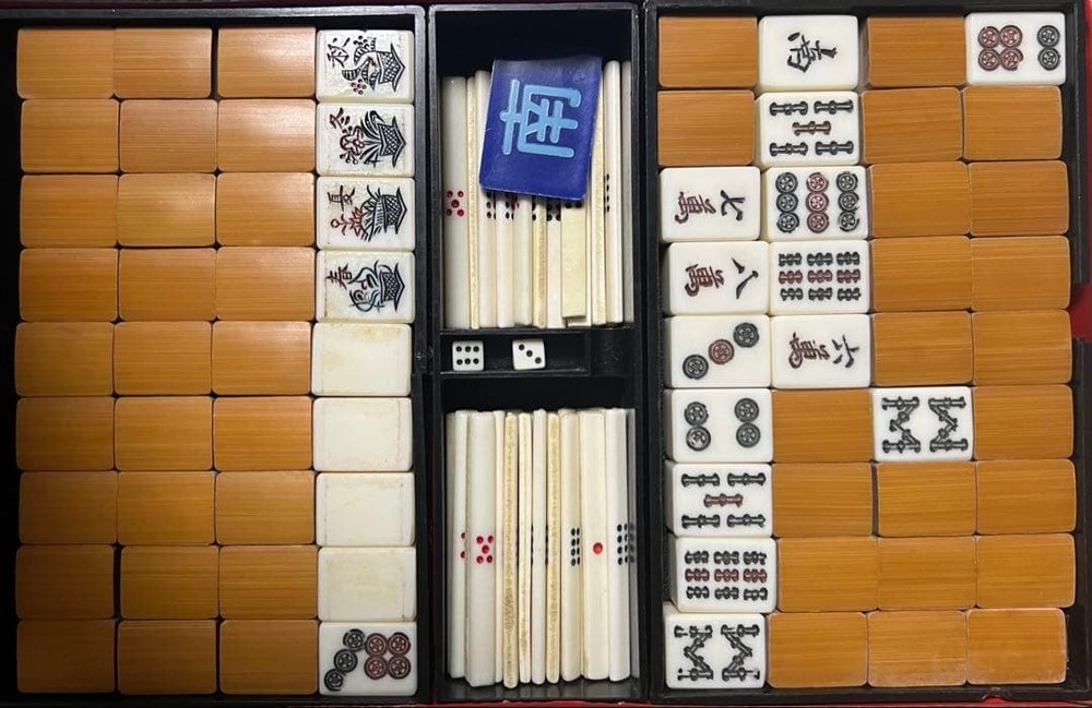 Mahjong tile set with dice
