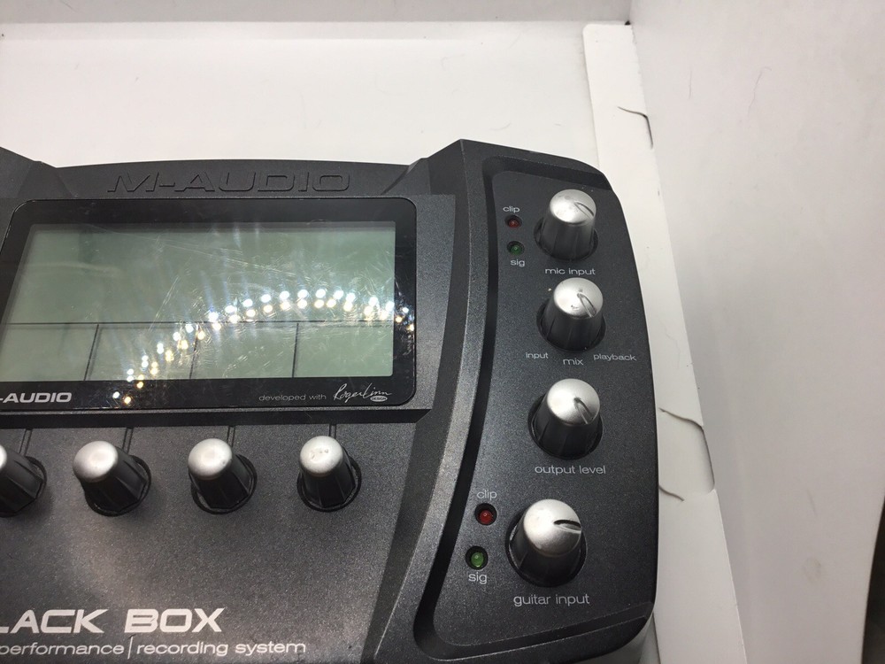 M-Audio Black Box Guitar Performance Recording Multi-Effect Wit Pedal Board Read