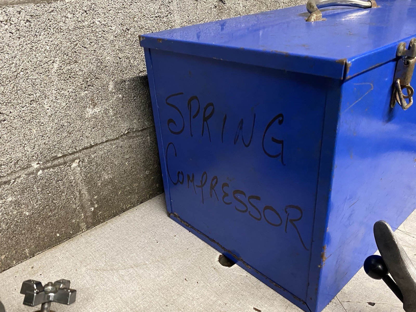 GP Tool GP 2020 Air Strut Spring Compressor with 4 Set Of Shoes, Working