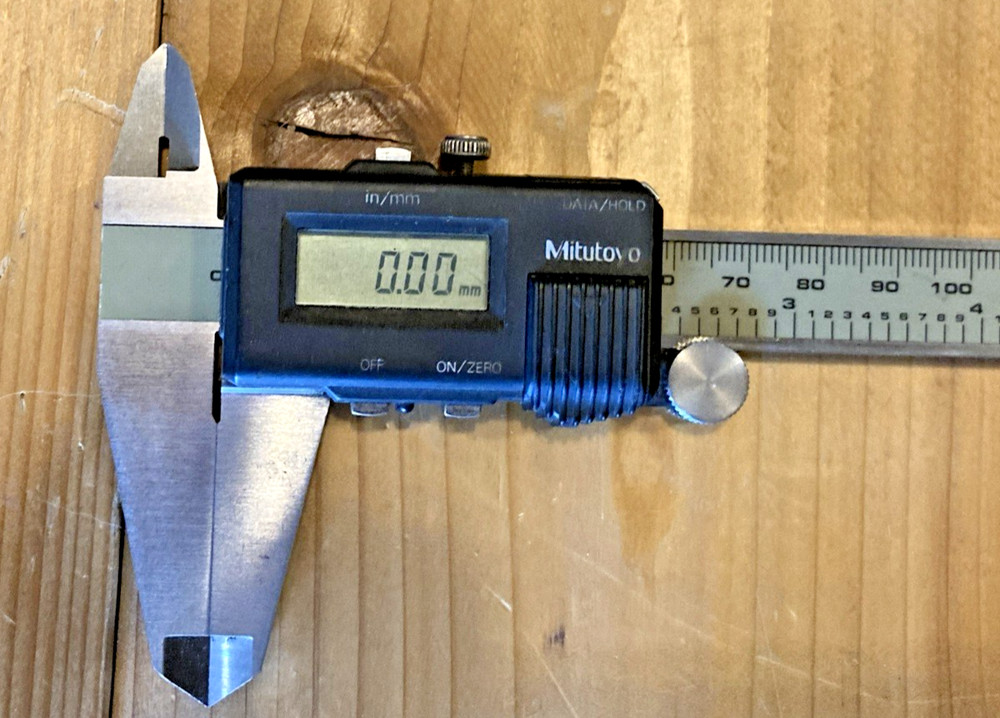 Mitutoyo Absolute Digimatic Caliper CD-8” code no.500-322 Japan sr-44 battery