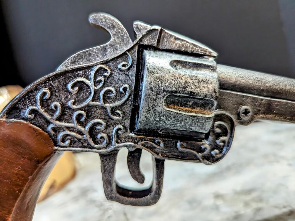 WALL GUN LAMP. PULL STRING. A GREAT DECORATION 4 MANS CAVE OR CABIN. HUNTERS