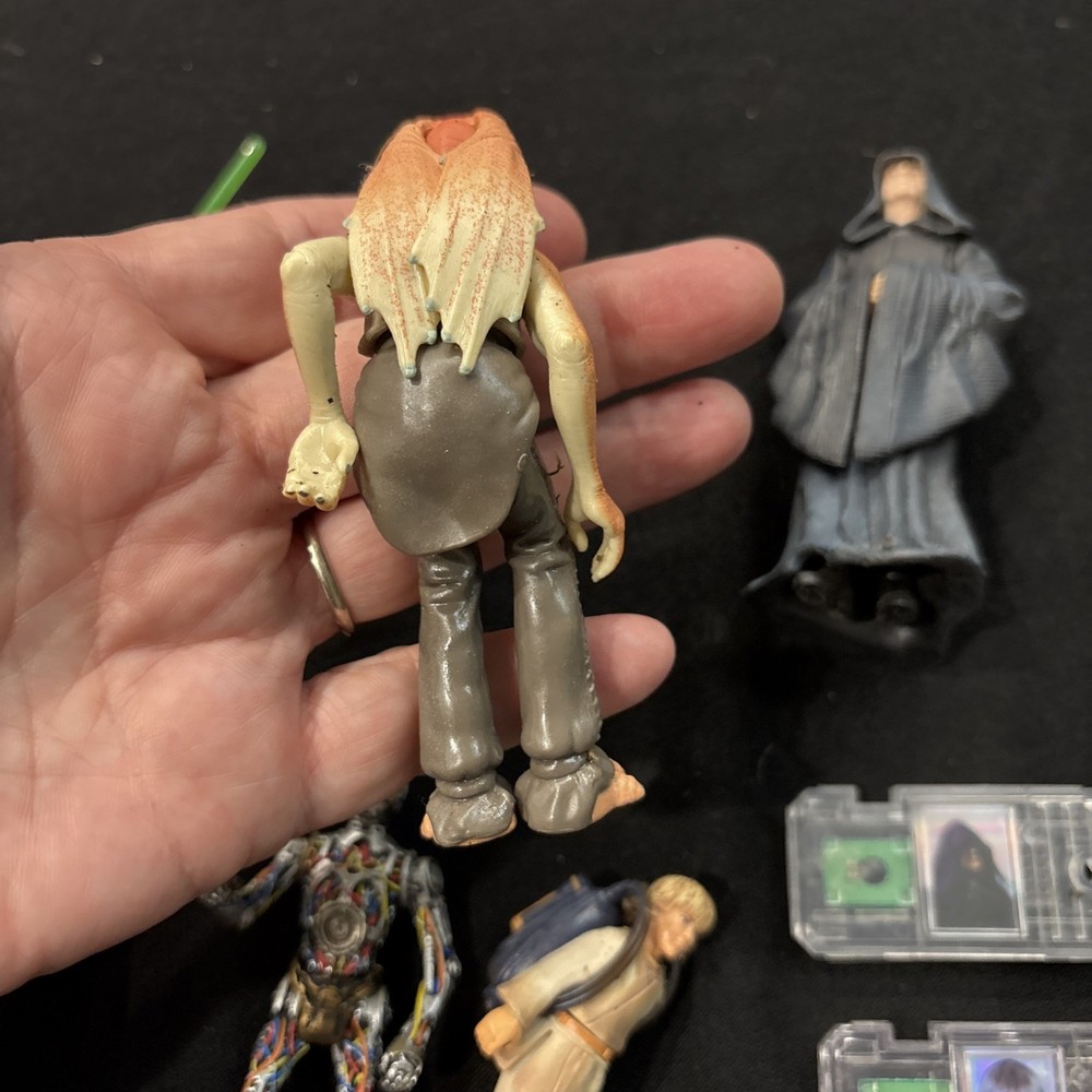 6 Star Wars Figurines & 3 CommTech Chips