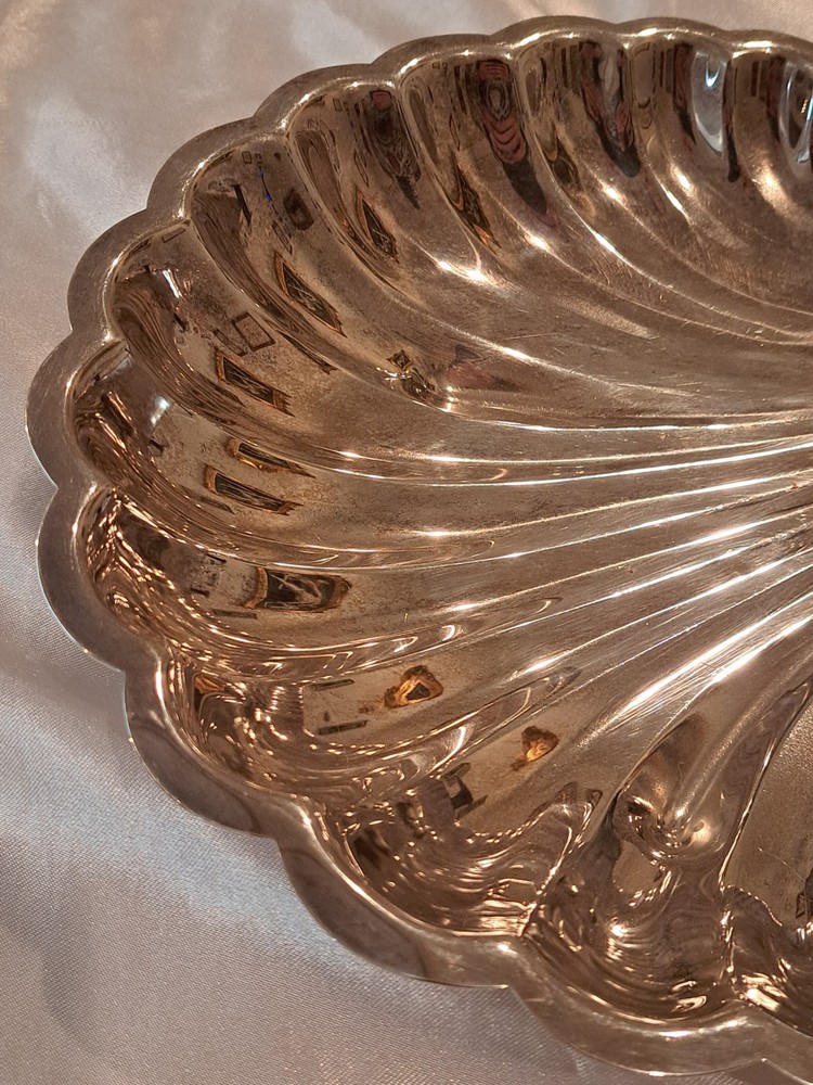 Leonard Silver Silver-plate Clam Shell Shaped Serving Bowl with Candle Holder