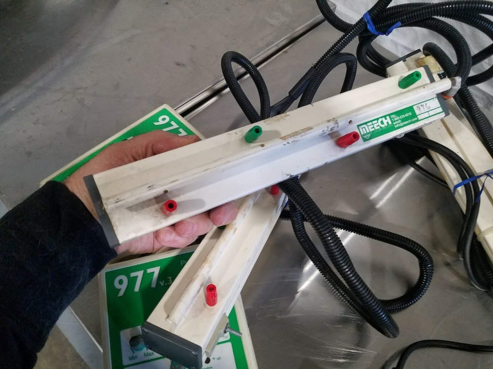Meech 977 v3 Pulsed DC Controller with 976 Static Eliminator Ionizing Bar