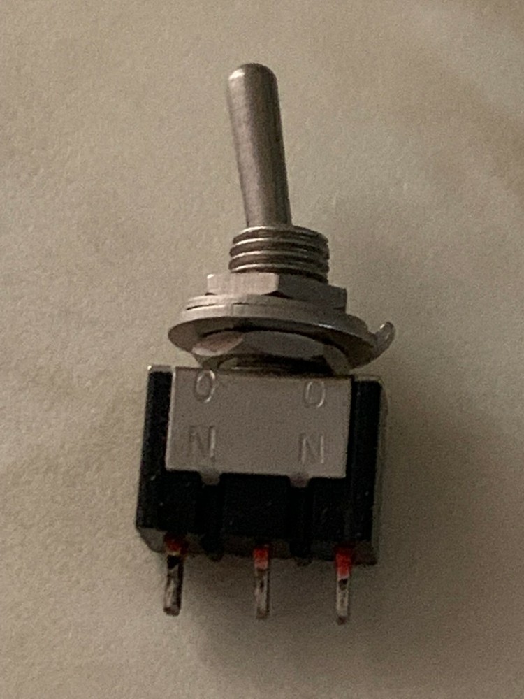 SMALL TOGGLE SPDT SINGLE POLE ON-ON SWITCH 6A 125 VAC.