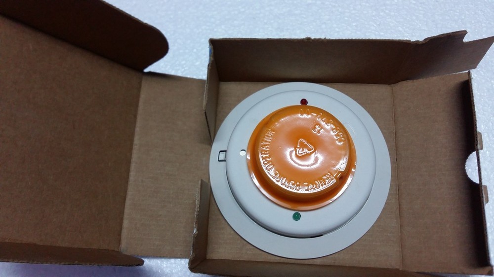 System Sensor 1400 Smoke Detector NIB