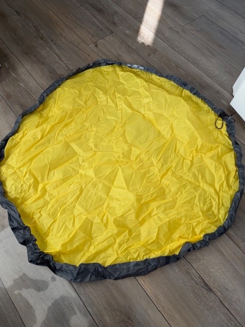 Toy play mat with storage