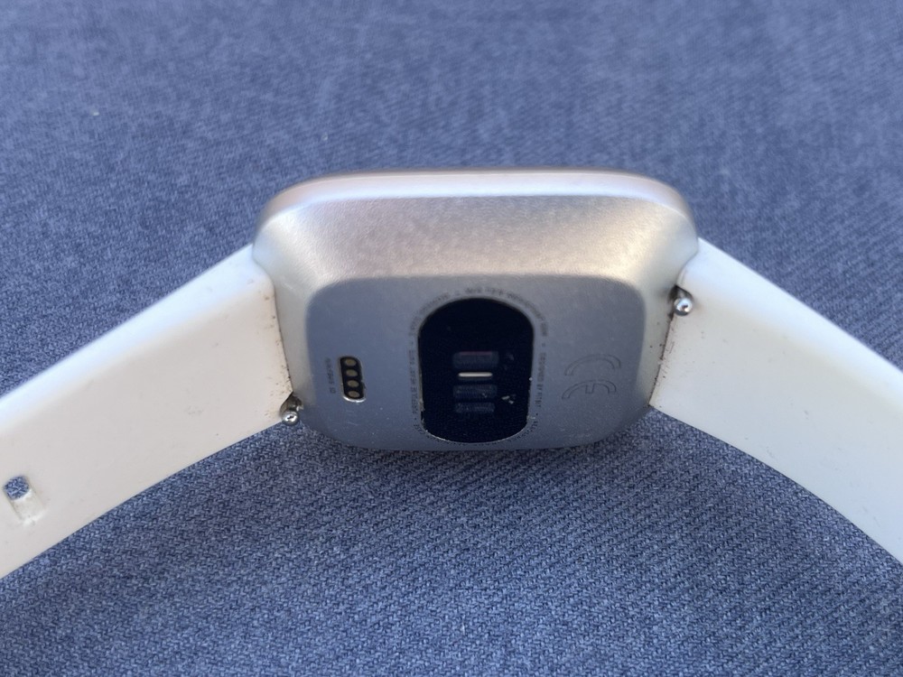 Fitbit Versa Lite FB415 SD Fitness Smartwatch Activity Tracker Silver UNTESTED