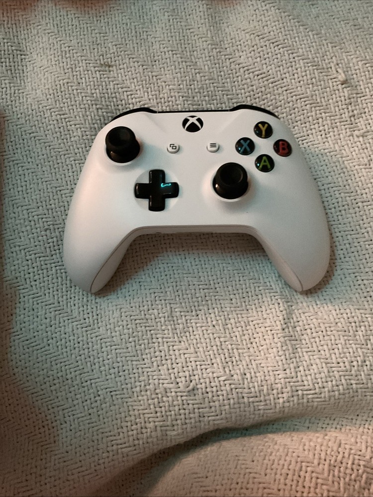 Xbox One S Comes With HDMI Cable Power Cable And Controller