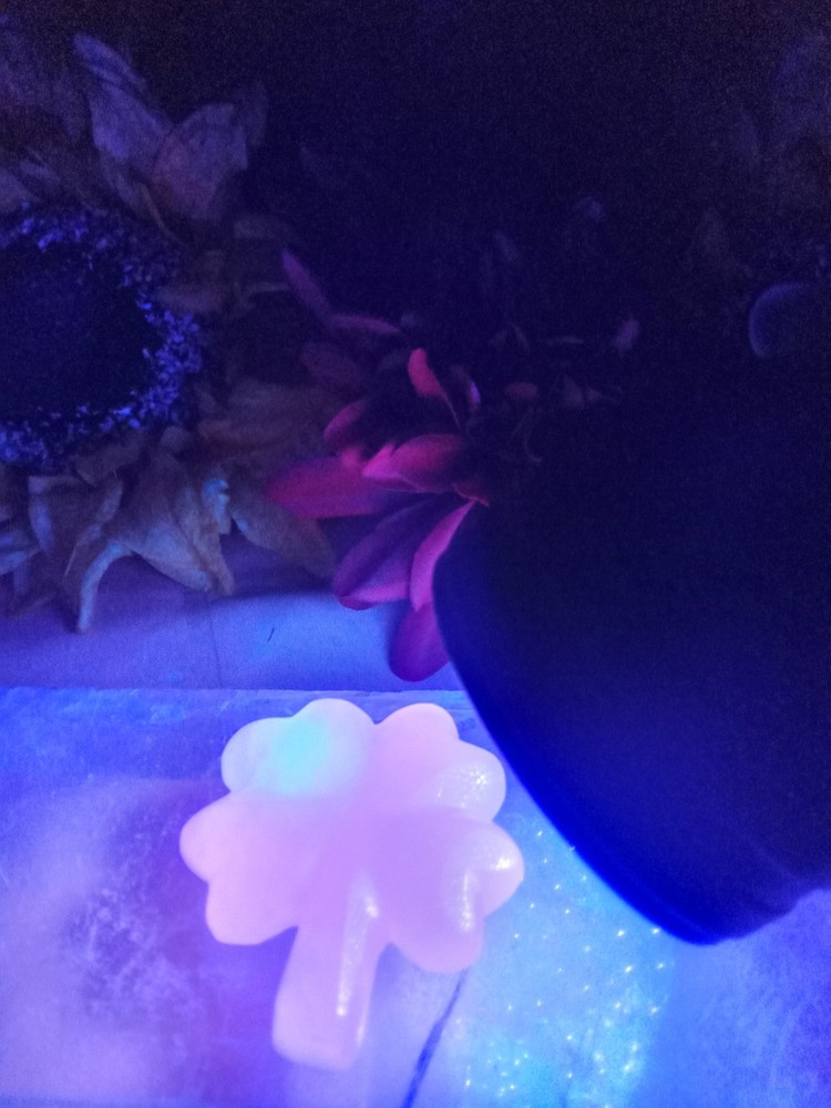 Mangano Calcite Clover, UV Reactive, 2" X 2"