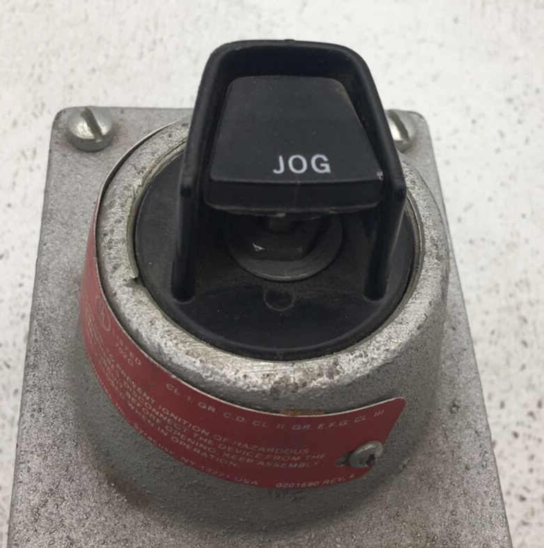 EFDC2437 CROUSE HINDS EXPLOSIONPROOF FEED THROUGH PUSHBUTTON ENCLOSURE 3/4" HUBS