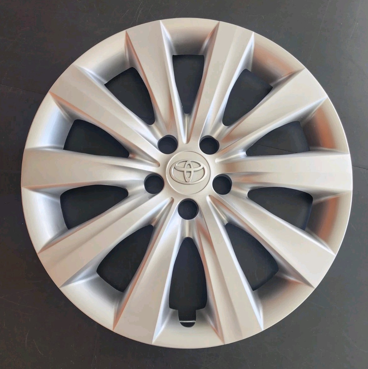 One Wheel Cover Hubcap Fits 2011-2013 Toyota Corolla 16" Silver Snap-On 61159