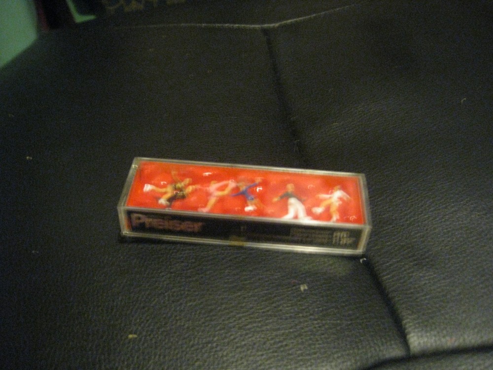 Preiser HO Scale Hand-Painted Figures  #10314 - Six Figures Skaters