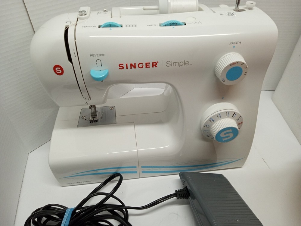 SINGER SEWING MACHINE Model 2263 Tested Works