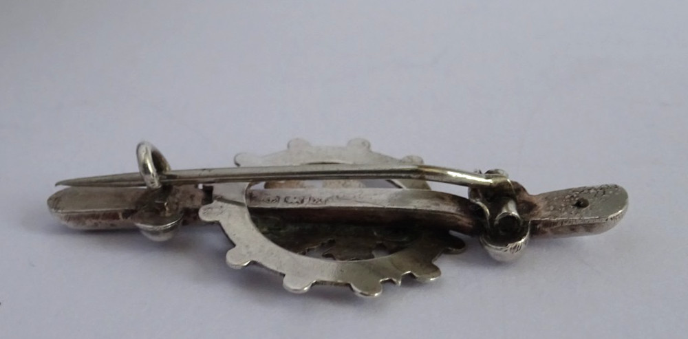 Fabulous antique fully hallmarked solid sterling silver brooch, 1922