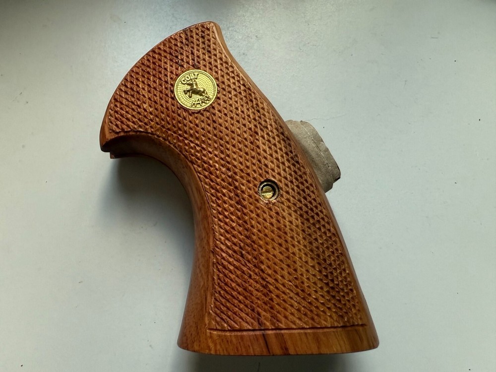 Light hardwood grip for COLT PYTHON grips (I, E FRAME) All checkered handmade