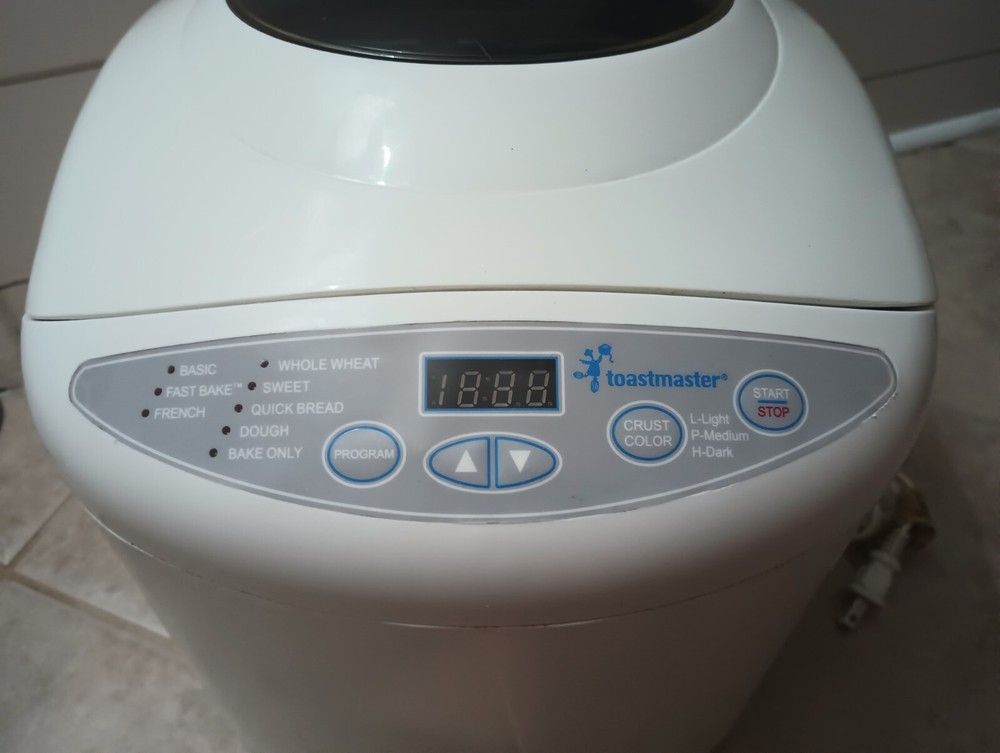 Toastmaster Automatic Bread Maker TBR15 White Digital Display WORKS Great