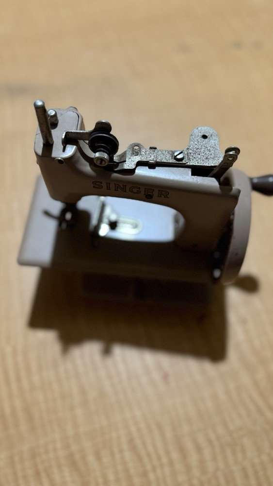 Vintage Singer Mini Sewing Machine 29962