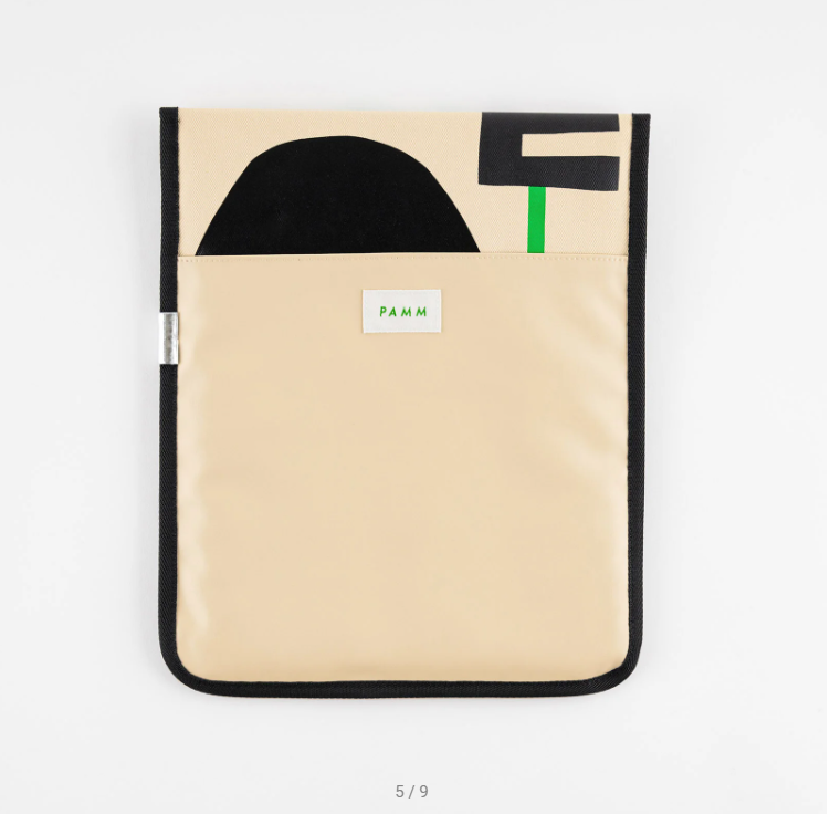 PAMM: Generous Interior Laptop Case