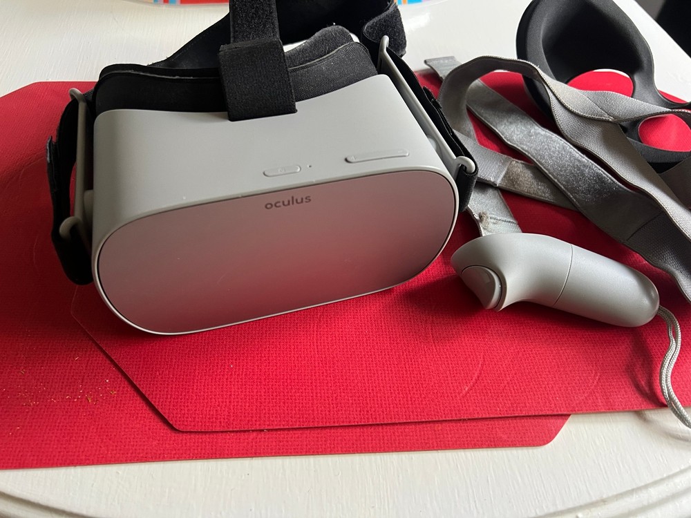 Oculus Go with controller - spare strap and foam mask lining - working - reset
