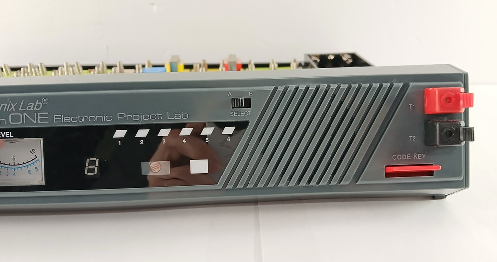 Maxitronix ELECTRONIC LEARNING LAB With 200 Educational Wiring Projects COMPLETE