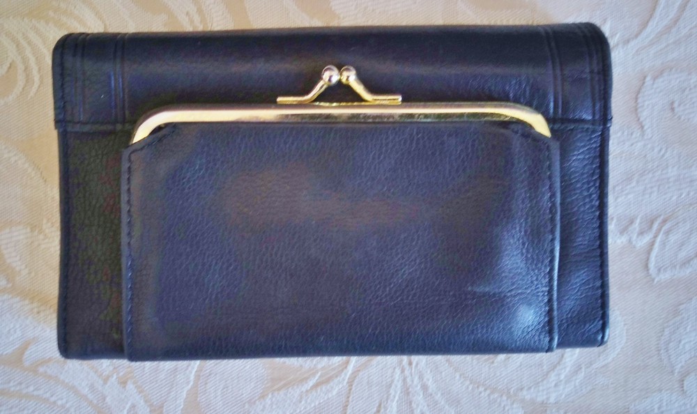 WOMANS BLACK LEATHER CLUTCH WALLET