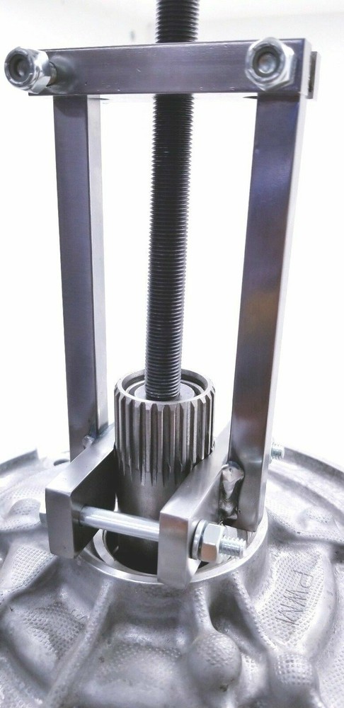 ,. A Transmission Pump Puller Tool with Adjustable Jaws pump extractor