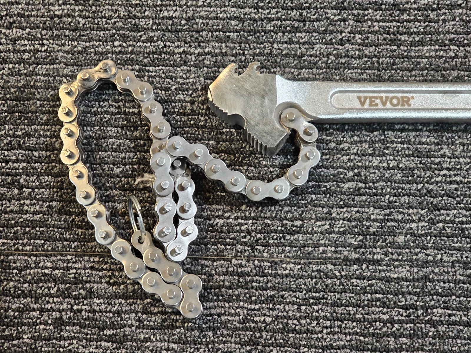 VEVOR 24-inch Chain Wrench Steel Straight Handle Tool with Chain in Silver