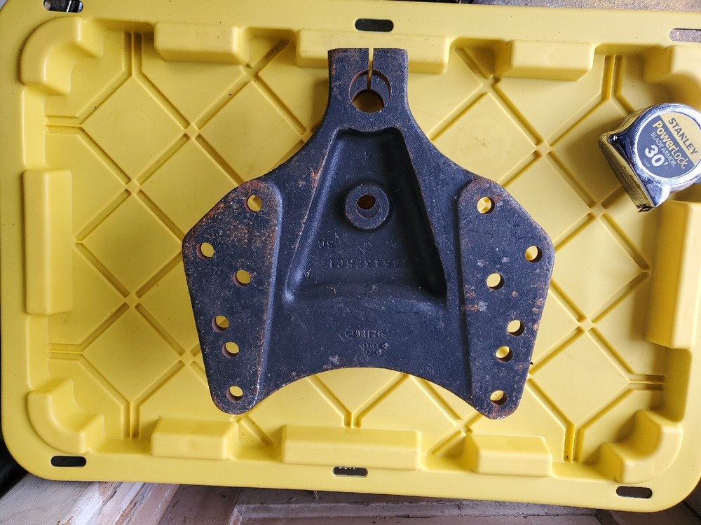 International Front hanger 1654325C1