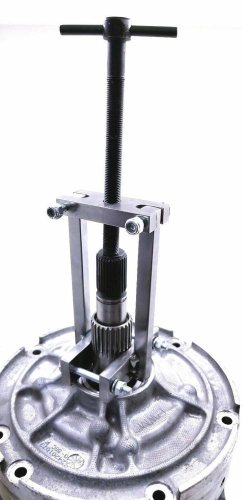 ,. A Transmission Pump Puller Tool with Adjustable Jaws pump extractor