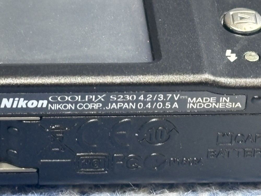 Nikon Coolpix S230 Digital Camera 10MP Touchscreen LCD