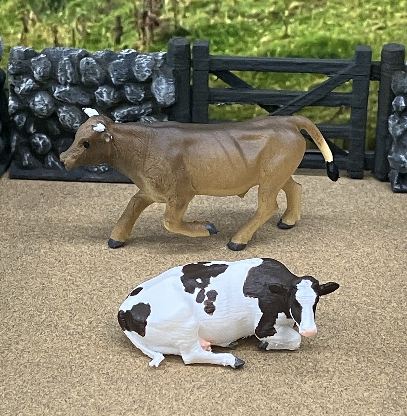 3D Print 1:64 - Laying Down Cow & Running Bull Cattle Farm Scene Like Ertl