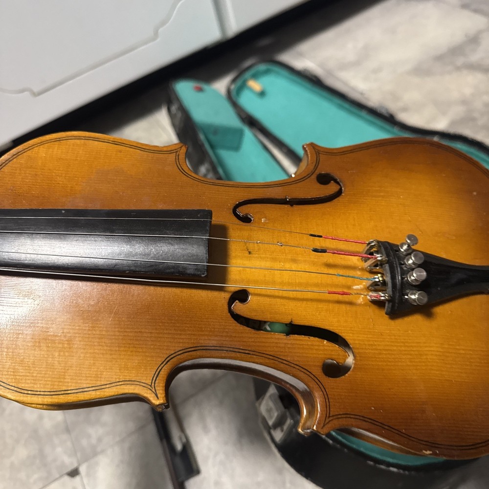 Lark Violin & Case. M5002-2