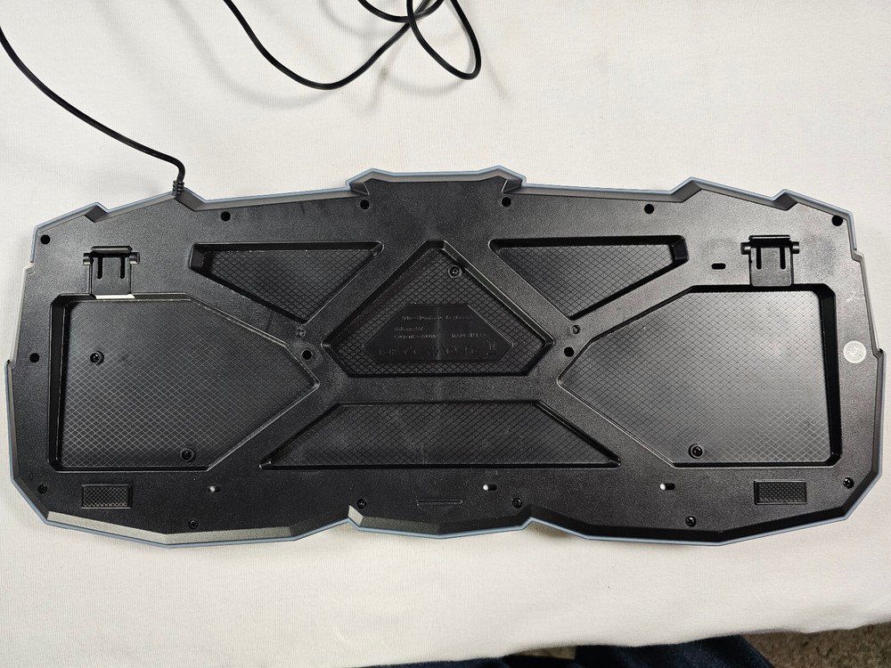 gaming keyboard with red lightning glow READ DESCRIPTION | Used