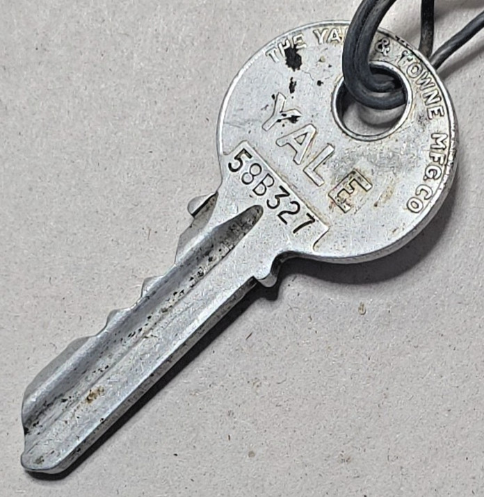 Set of 2 1942 WWII Next of Kin Notched Dog Tags T42 Los Angeles & Vintage Keys