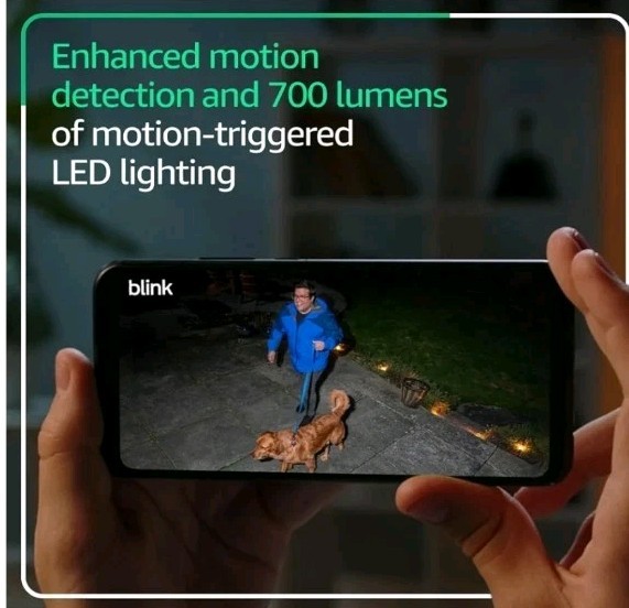 Blink Outdoor 4 Floodlight Wireless smart security camera, 700 lumens 2year B L