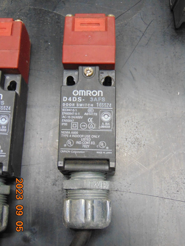 (1) Omron  Locking Safety Interlock Switch D4DS-3AFS