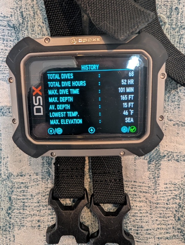 Apeks DSX Dive Computer w/ O2 Analyzer, 2 Straps, Wireless Charging Base, Case