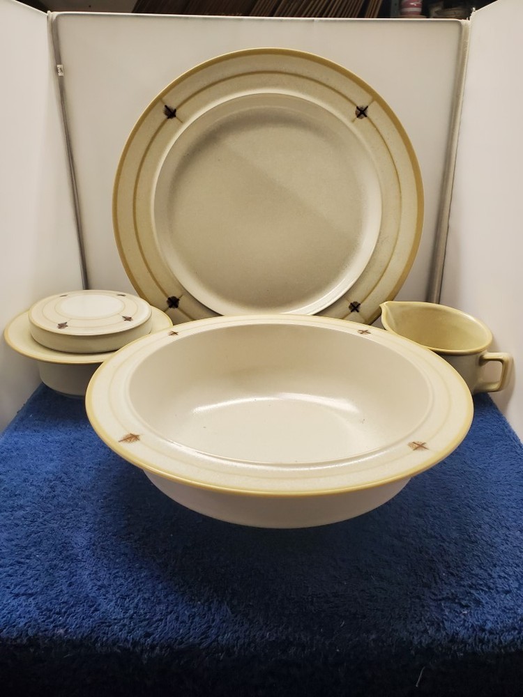 Mikasa Moonspun 4 Piece Hostess Set LK