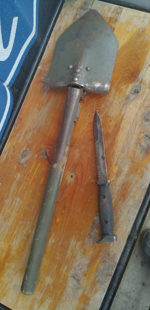 ORIGINAL WWII US ARMY M1943 COMBAT FIELD FOLDING SHOVEL - 1945 w/ bowie knife