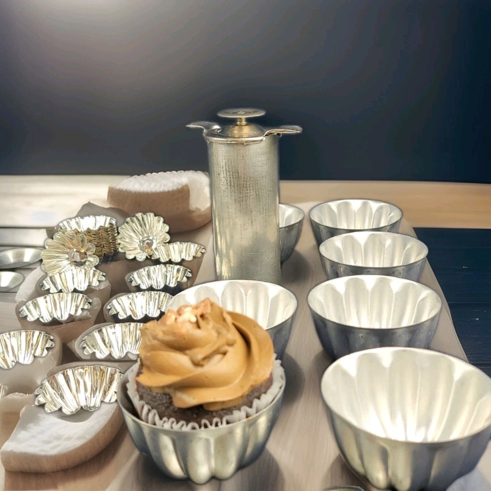Vintage Metal Cake Decorating Set