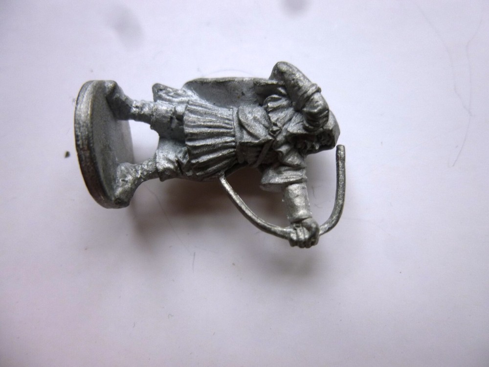 Metal Magic Ranger Round C1022f Solid base figure archer vintage