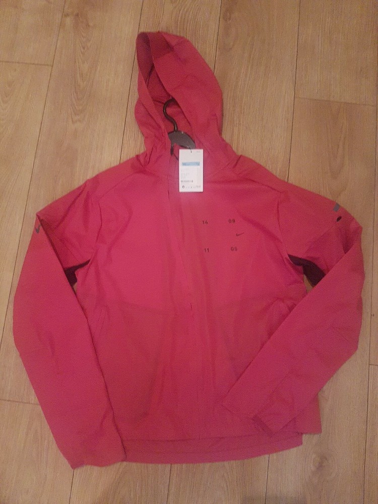 MENS NIKE TECH PACK LAYER RUNNING JACKET SIZE M (CT2381 615) RED / BLACK